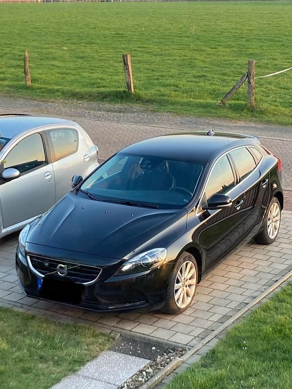 Schwarz Gebraucht 2016 Volvo V40 Kleinwagen | 9.500 € (Fairer Preis) - Bild 1/4
