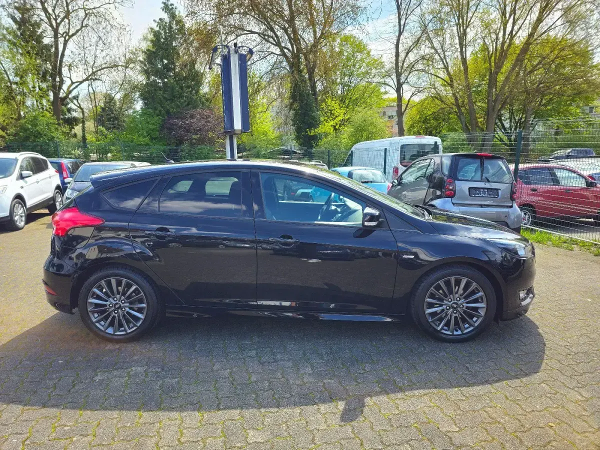 Gebraucht Ford Focus ST-Line 125 PS (91 kW) 2016 Schwarz Limousine