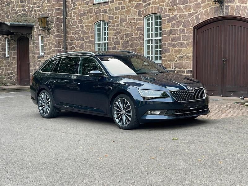 Blau Gebraucht 2019 Skoda Superb LAURIN & KLEMENT Kombi | 25.900 € (Fairer Preis) - Bild 1/4