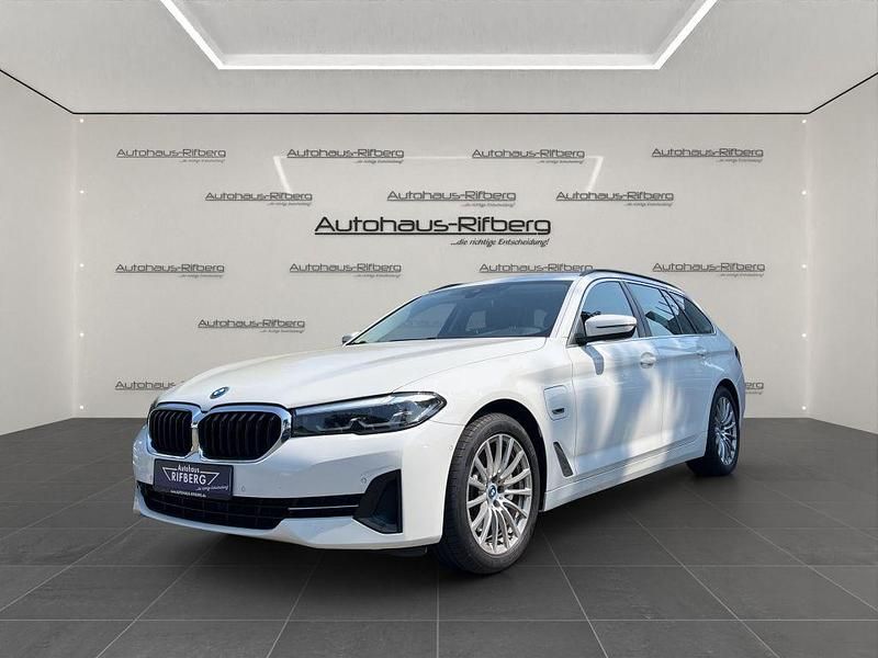 Weiß Gebraucht 2022 BMW 530e Performance Kombi | 28.890 € (Fairer Preis) - Bild 1/4