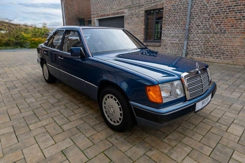 Blau Gebraucht 1990 Mercedes E300 Limousine | 9.500 € - Bild 1/4