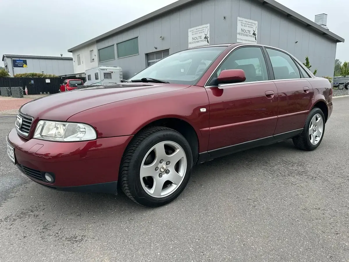 Używany Audi A4 165 KM (121 kW) 2001 Czerwony Sedan/Limuzyna
