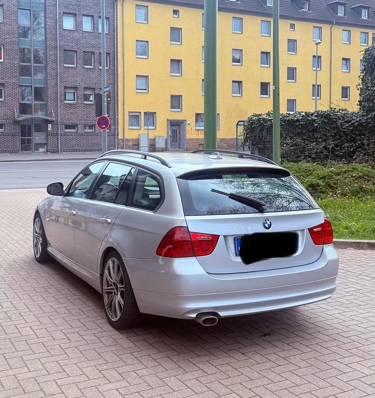 Gebraucht BMW 320 177 PS (130 kW) 2010 Silber Kombi