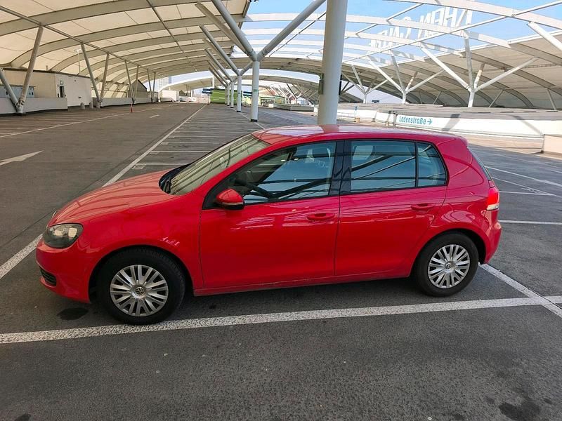 Gebraucht VW Golf VII 85 PS (62 kW) 2012 Rot Limousine