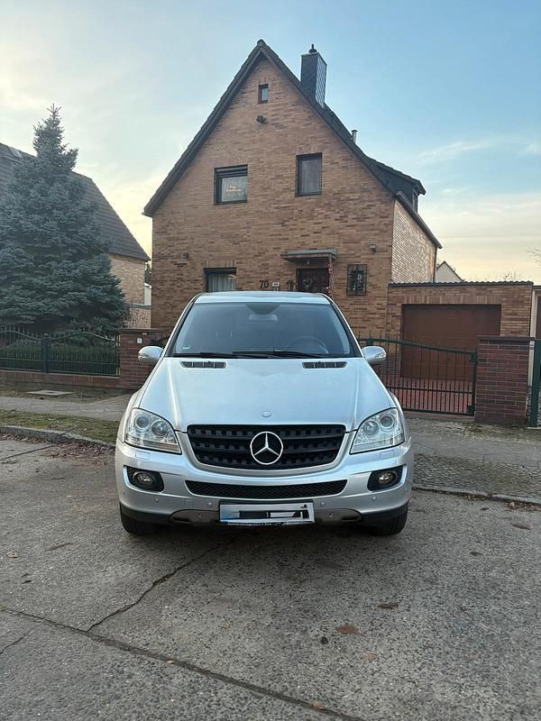 Silber Gebraucht 2007 Mercedes ML320 SUV | 5.600 € (Fairer Preis) - Bild 1/4