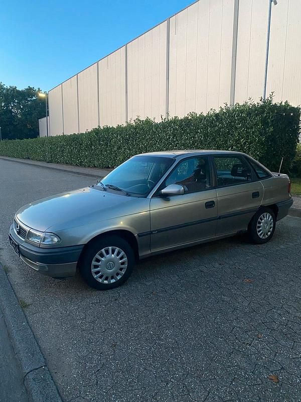 Gebraucht 1996 Opel Astra Limousine | 1.899 € (Fairer Preis) - Bild 1/4