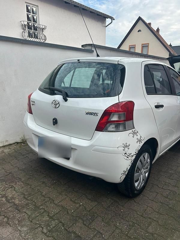 Weiß Gebraucht 2011 Toyota Yaris Kleinwagen | 4.200 € (Etwas zu teuer) - Bild 1/4