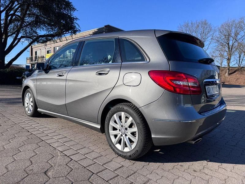 Gebraucht Mercedes B180 109 PS (80 kW) 2012 Grau Van / Kleinbus