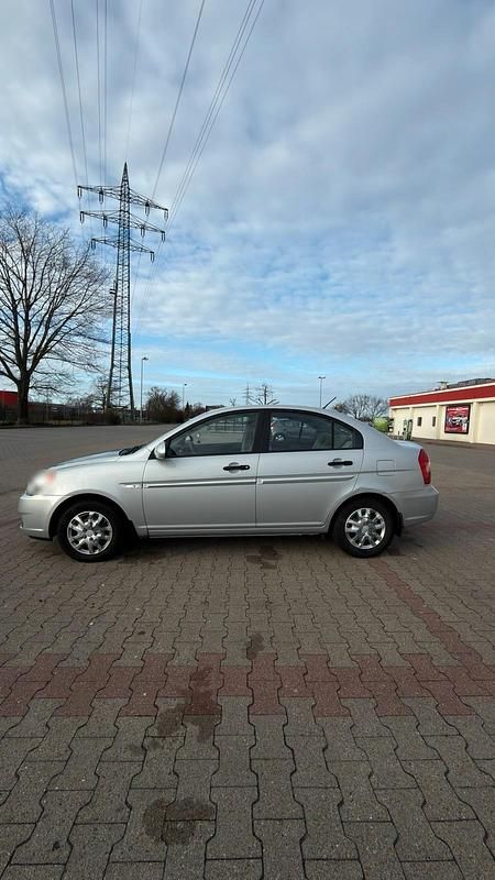 Gebraucht Hyundai Accent 97 PS (71 kW) 2008 Silber Limousine