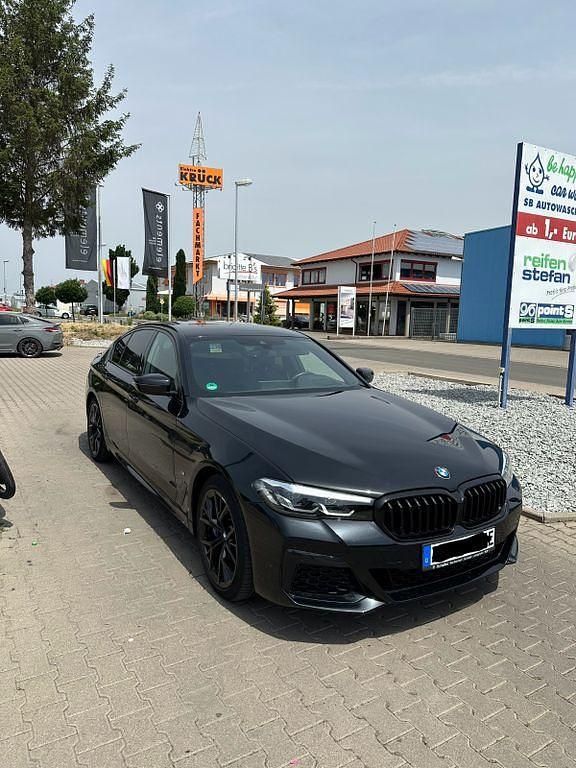 Schwarz Gebraucht 2021 BMW 530e M Sport Limousine | 35.300 € (Fairer Preis) - Bild 1/4