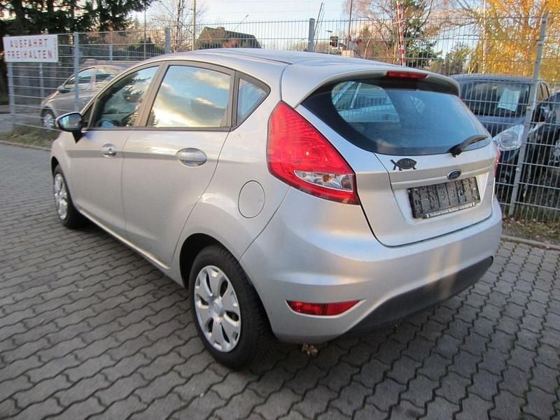 Gebraucht Ford Fiesta 82 PS (60 kW) 2010 Silber Kleinwagen