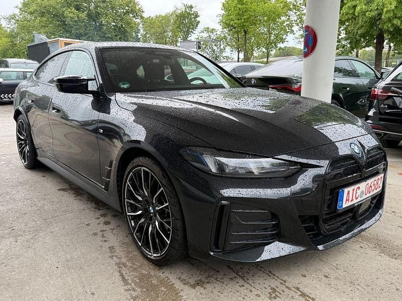 Black sapphire metallic Gebraucht 2025 BMW i4 M Sport Limousine | 58.750 € (Fairer Preis) - Bild 1/4