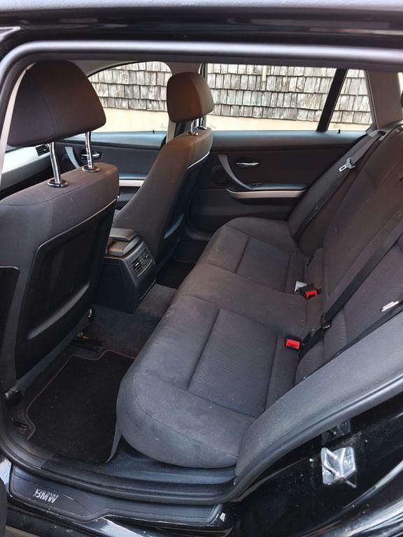 Gebraucht BMW 320 184 PS (135 kW) 2010 Schwarz Kombi