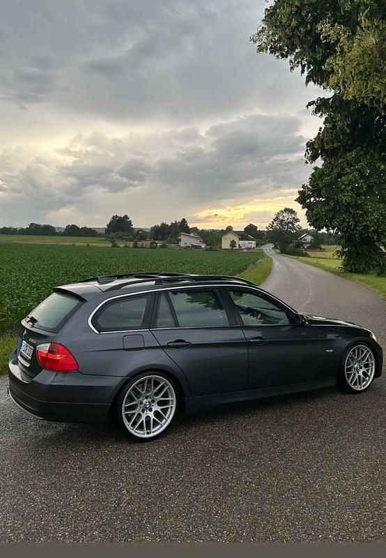 Grau Gebraucht 2005 BMW 330 Kombi | 8.800 € (Fairer Preis) - Bild 1/4