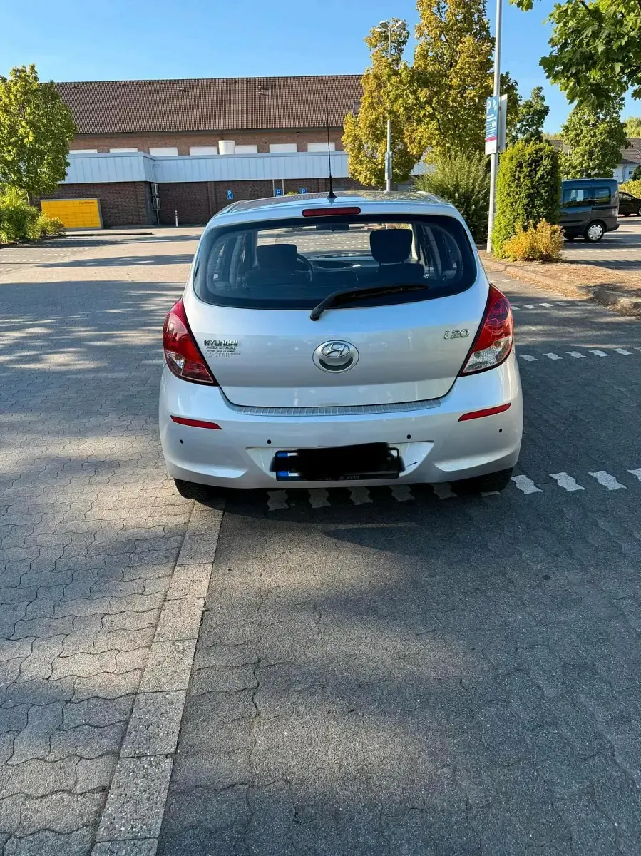 Gebraucht Hyundai i20 86 PS (63 kW) 2012 Silber Kleinwagen