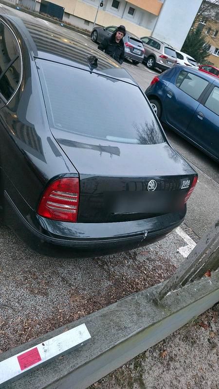Second-hand Skoda Superb 140 CP (102 kW) 2005 Negru Berlinǎ