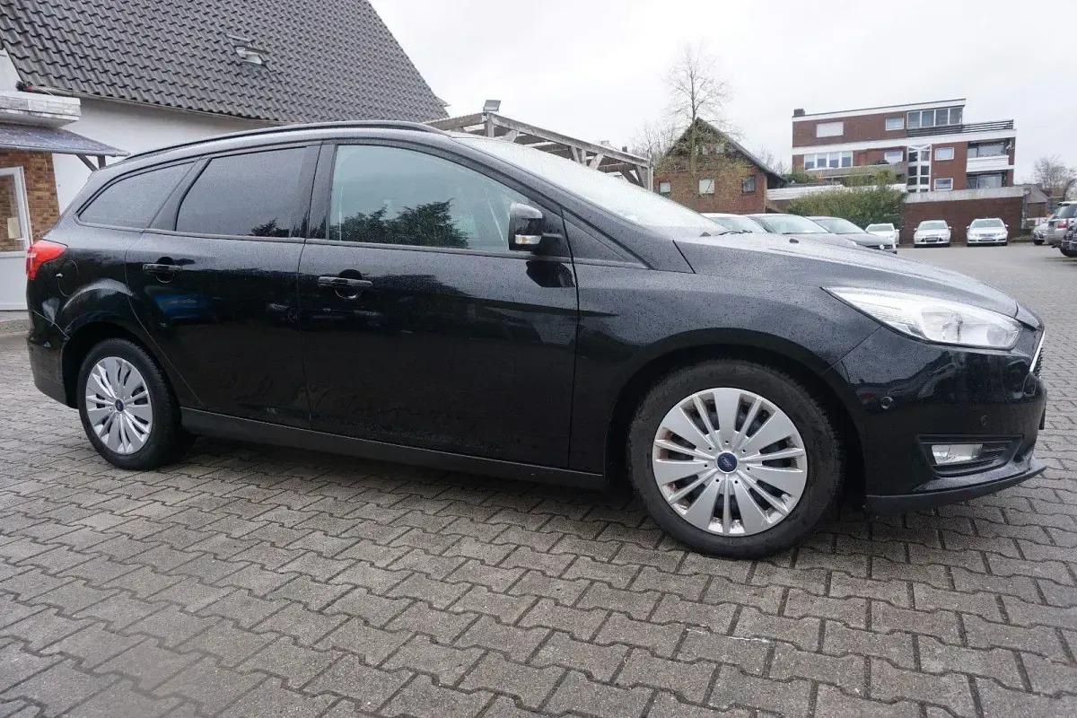Gebraucht Ford Focus Trend 120 PS (88 kW) 2017 Schwarz Limousine