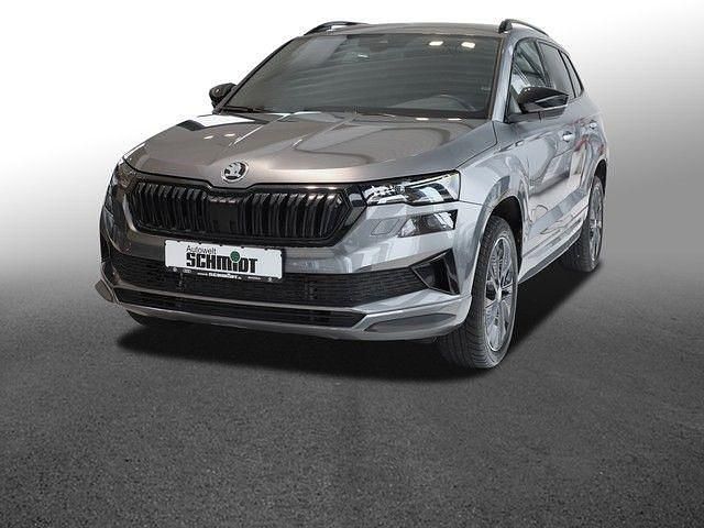 Graphitegrau metallic Gebraucht 2024 Skoda Karoq SportLine SUV | 33.383 € (Fairer Preis) - Bild 1/4