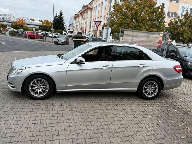 Gebraucht Mercedes E200 Avantgarde 184 PS (135 kW) 2011 Silber Limousine