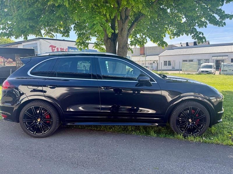 Second-hand Porsche Cayenne 420 CP (308 kW) 2012 Negru SUV