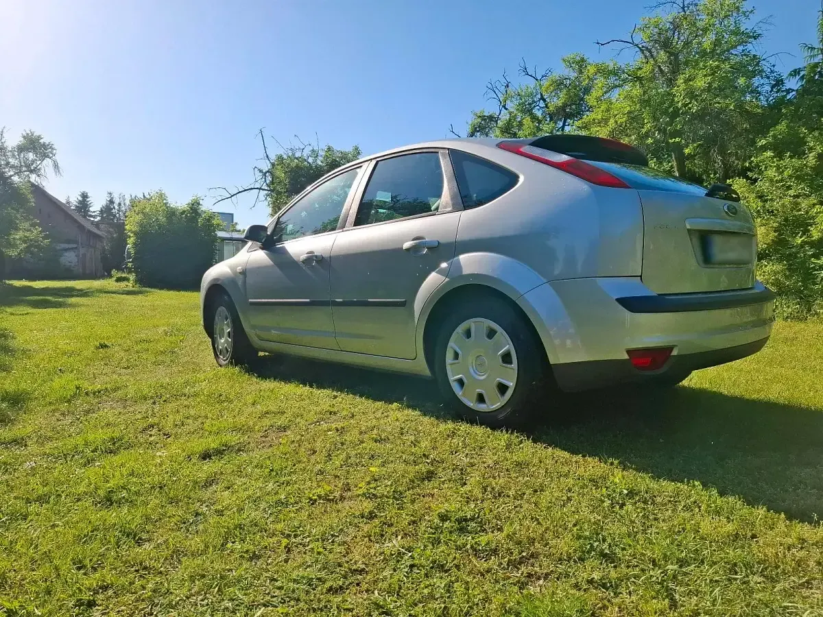 Używany Ford Focus 74 KM (54 kW) 2006 Srebrny Sedan/Limuzyna