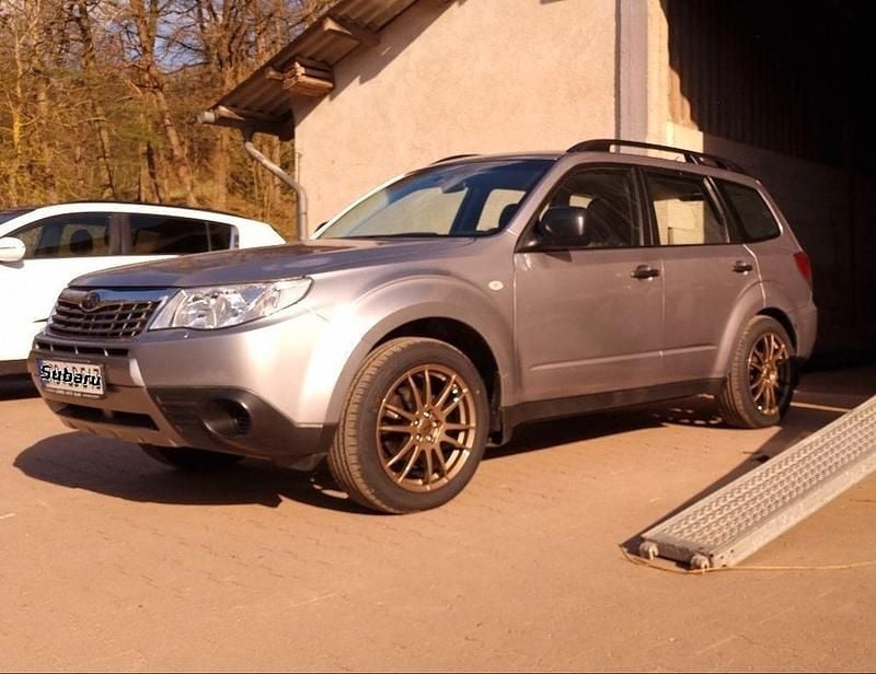 Silber Gebraucht 2009 Subaru Forester Trend SUV | 9.299 € (Etwas zu teuer) - Bild 1/4