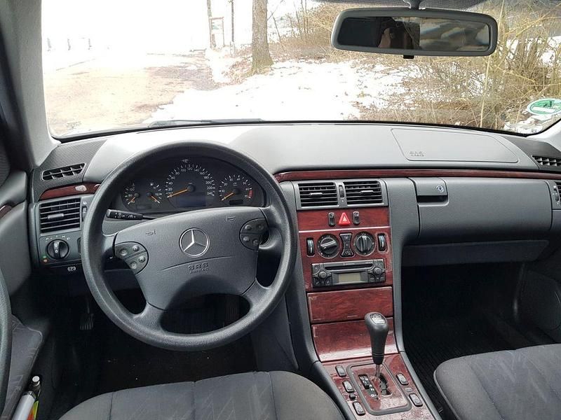Gebraucht Mercedes E240 Classic 170 PS (125 kW) 2000 Schwarz Limousine