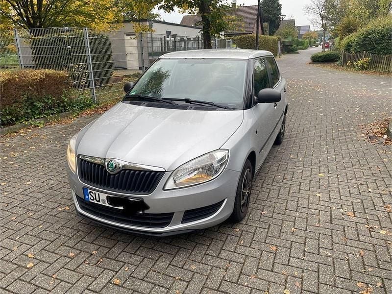 Silber Gebraucht 2011 Skoda Fabia Kleinwagen | 3.900 € (Etwas zu teuer) - Bild 1/4