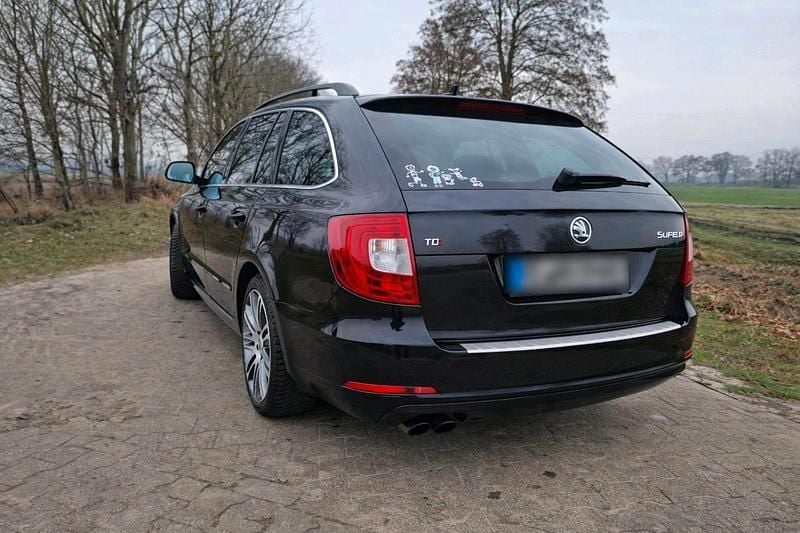 Gebraucht Skoda Superb 140 PS (102 kW) 2013 Schwarz Kombi