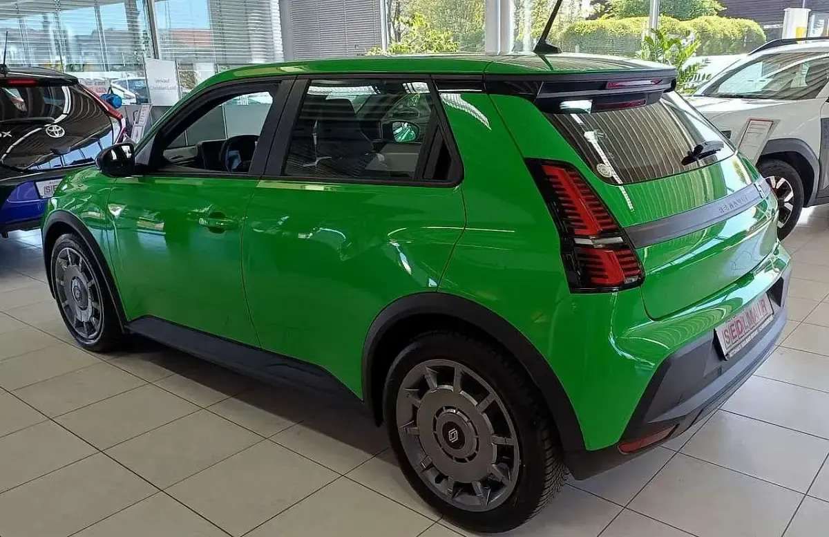 Neu Renault 5 E-Tech Evolution 89 kW (122 PS) 2026 Pop green Limousine