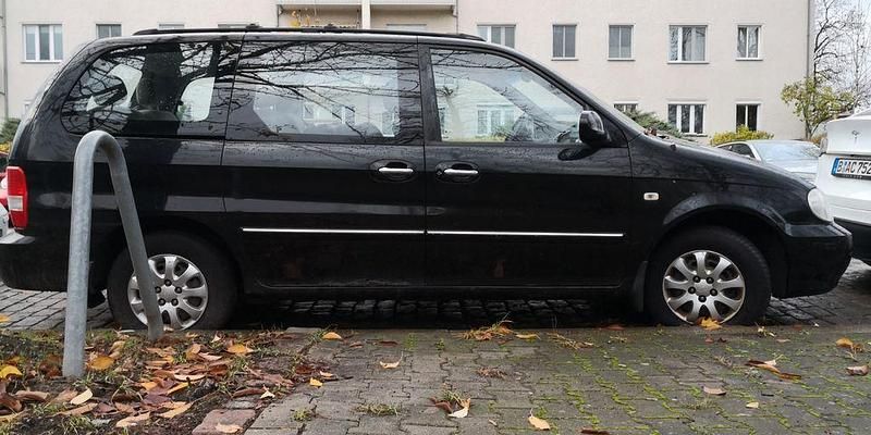 Gebraucht Kia Carnival 150 PS (110 kW) 2005 Schwarz Van / Kleinbus