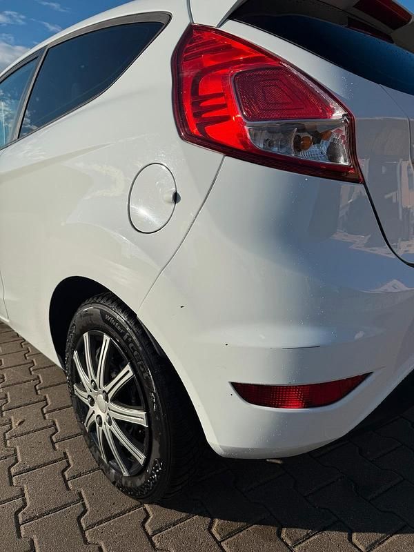 Gebraucht Ford Fiesta 60 PS (44 kW) 2013 Weiß Kleinwagen