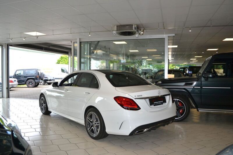 Weiß Gebraucht 2021 Mercedes C300 AMG Limousine | 34.900 € (Superpreis) - Bild 1/4