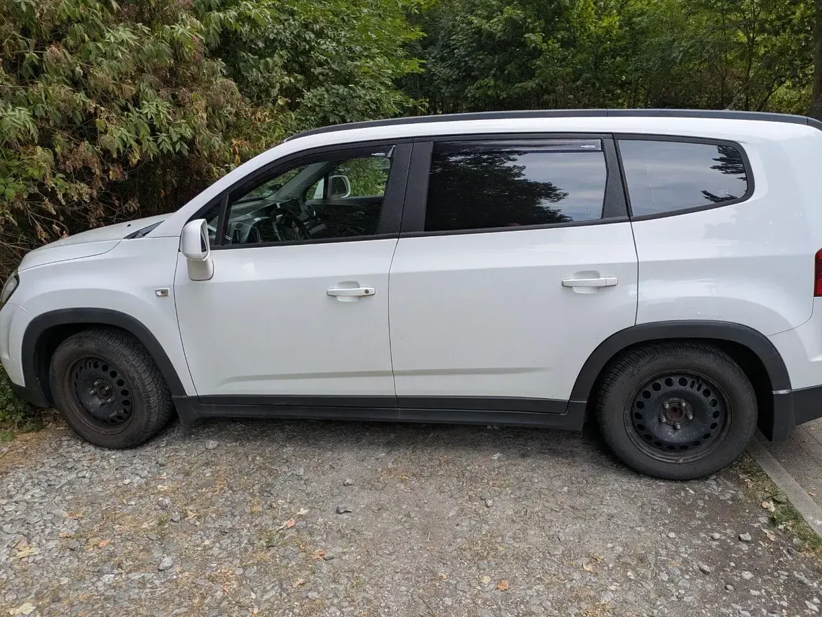 Gebraucht Chevrolet Orlando LT 141 PS (103 kW) 2011 Weiß Van / Kleinbus