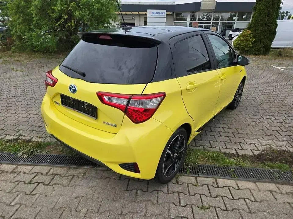 Gebraucht Toyota Yaris Hybrid 101 PS (74 kW) 2017 Gelb Kleinwagen