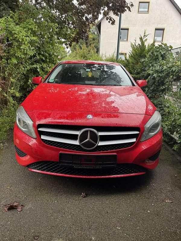Rot Gebraucht 2012 Mercedes A180 Kleinwagen | 6.500 € (Fairer Preis) - Bild 1/4