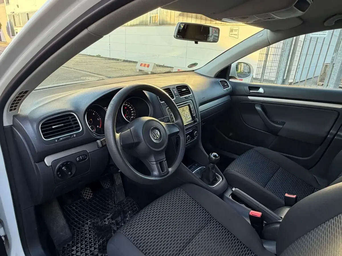 Gebraucht VW Golf VI 105 PS (77 kW) 2011 Weiß Kleinwagen