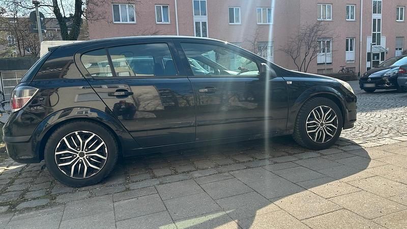 Gebraucht Opel Astra 105 PS (77 kW) 2004 Schwarz Limousine