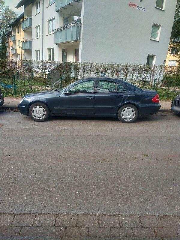 Second-hand Mercedes E200 163 CP (119 kW) 2004 Negru Berlinǎ