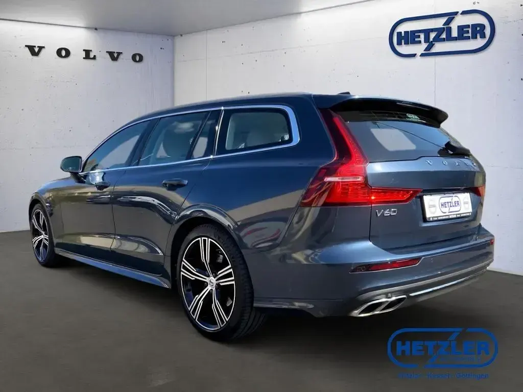 Gebraucht Volvo V60 Inscription 341 PS (250 kW) 2020 Denim blue / metallic Kombi