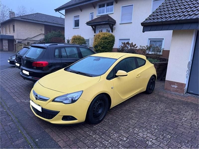 Gebraucht Opel Astra GTC Edition 179 PS (131 kW) 2011 Gelb Coupé
