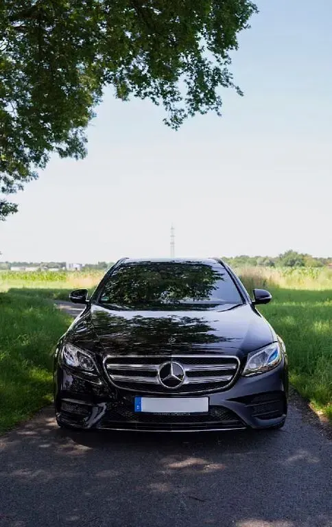 Gebraucht Mercedes E220 AMG line 194 PS (142 kW) 2016 Schwarz Limousine