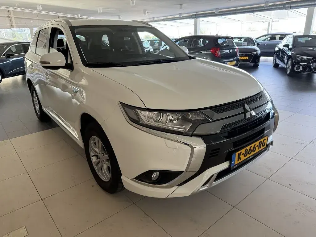 Gebraucht Mitsubishi Outlander P-HEV 135 PS (99 kW) 2021 Weiß SUV