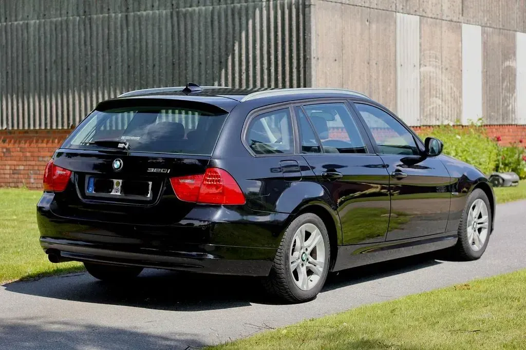 Gebraucht BMW 320 170 PS (125 kW) 2011 Schwarz Kombi