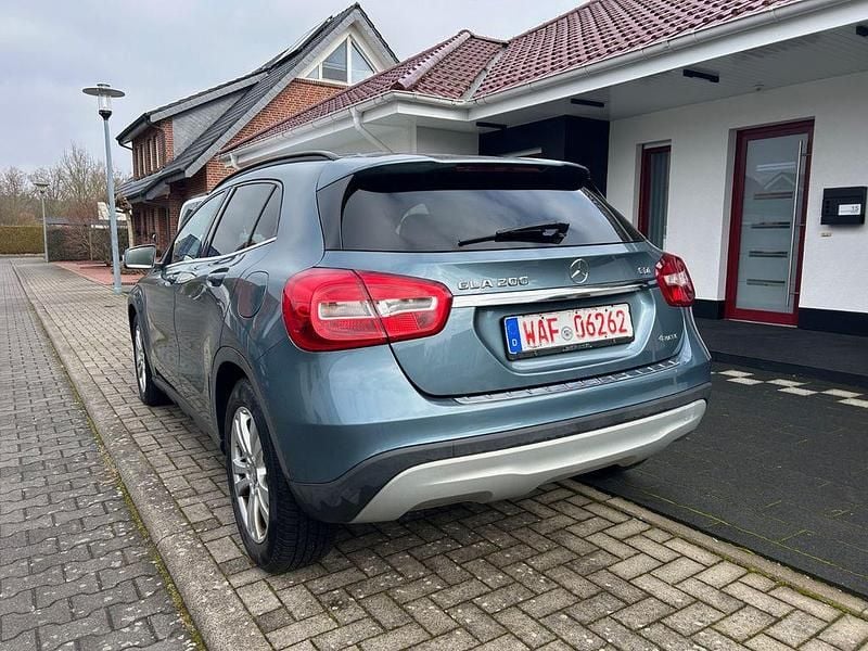Gebraucht Mercedes GLA200 136 PS (100 kW) 2015 Blau SUV