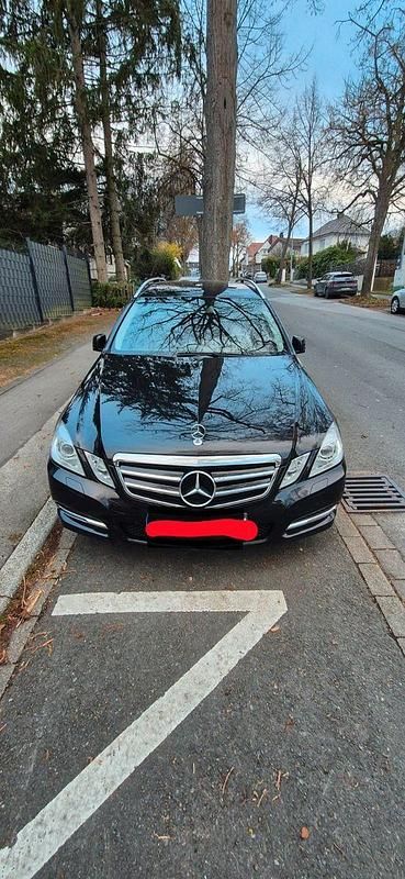 Schwarz Gebraucht 2011 Mercedes E220 Avantgarde Kombi | 7.500 € (Guter Preis) - Bild 1/4