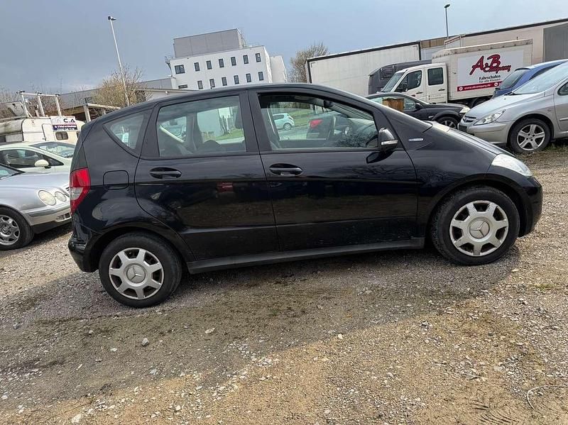 Gebraucht Mercedes A180 116 PS (85 kW) 2011 Kosmosschwarz  metalliclack Kleinwagen