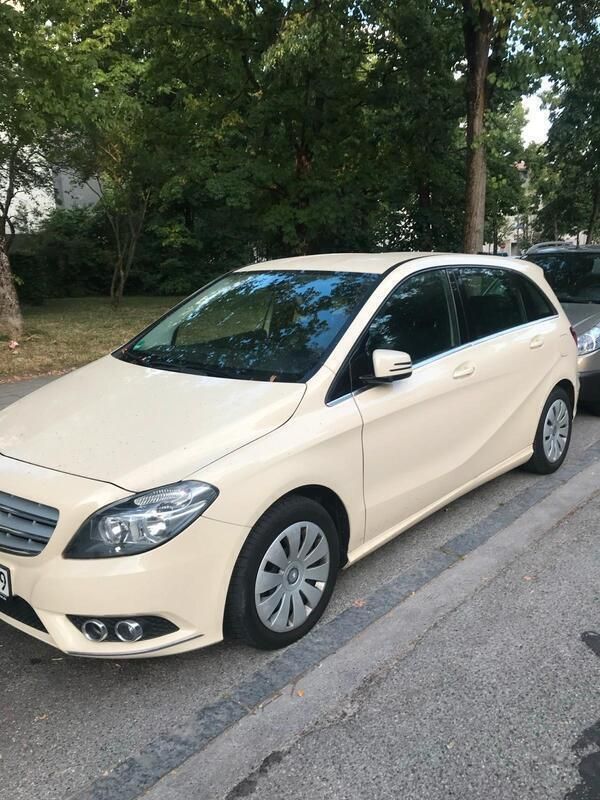 Beige Gebraucht 2013 Mercedes B180 Van / Kleinbus | 9.500 € - Bild 1/4