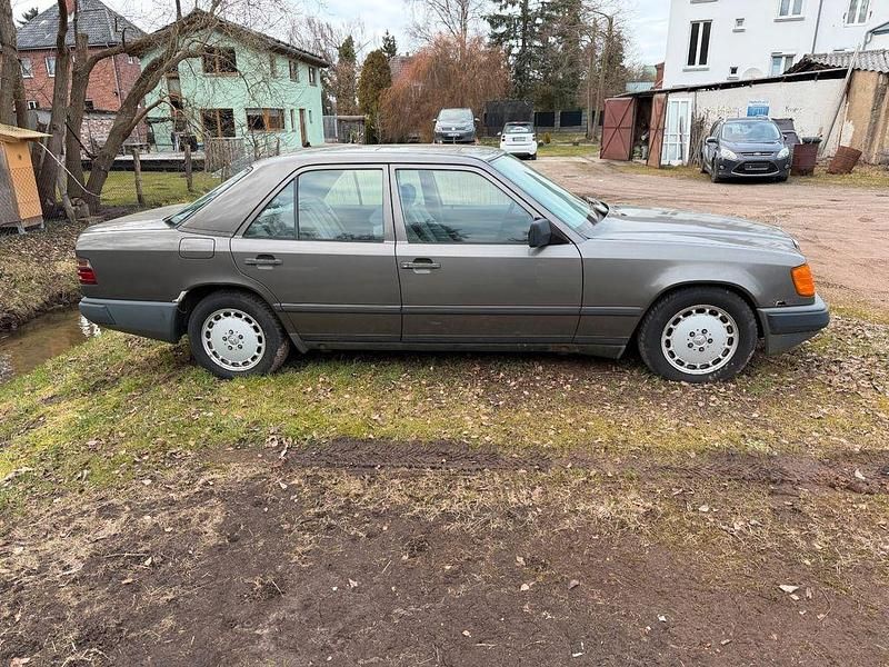 Gebraucht Mercedes E230 132 PS (97 kW) 1989 Grau Limousine