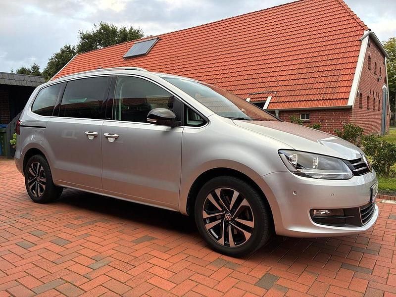 Silber Gebraucht 2020 VW Sharan IQ Drive Van / Kleinbus | 31.995 € (Fairer Preis) - Bild 1/4
